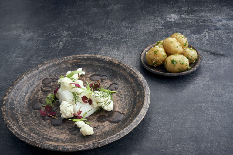 Torsk i æblemost med blomkål og friske urter