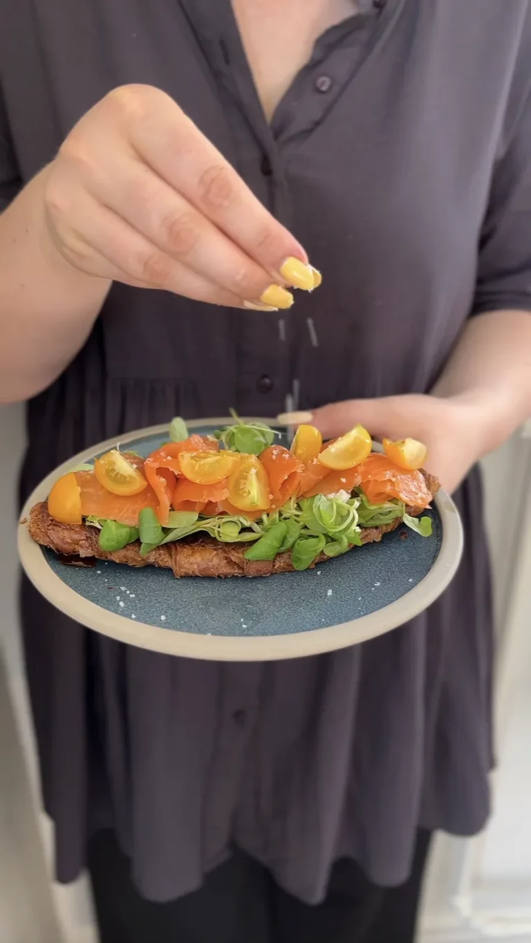 Crunchy croissant med laks, frisk salat og tomater