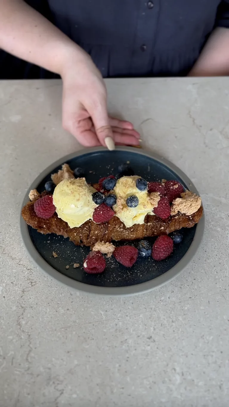 Crunchy croissant med vaniljeis, friske bær og makroner