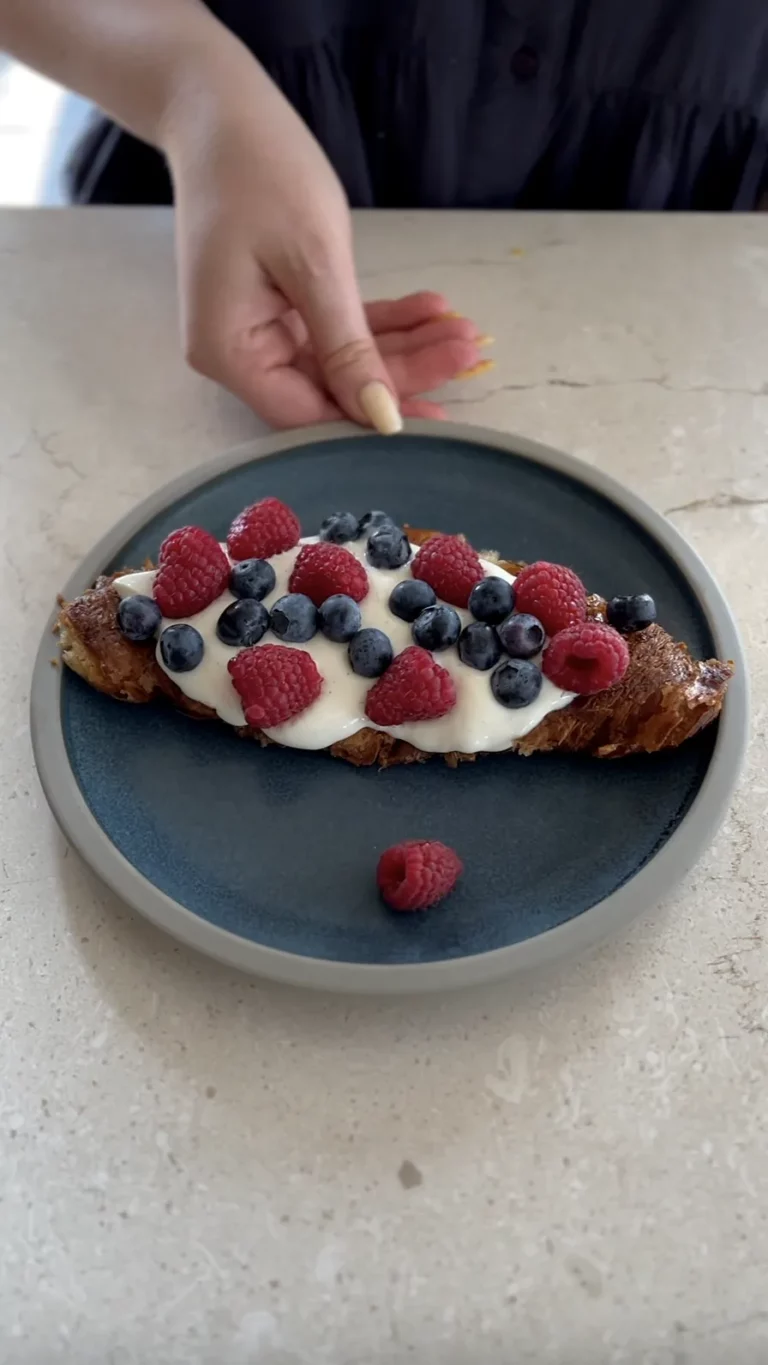 Crunchy croissant med vaniljeskyr og friske bær