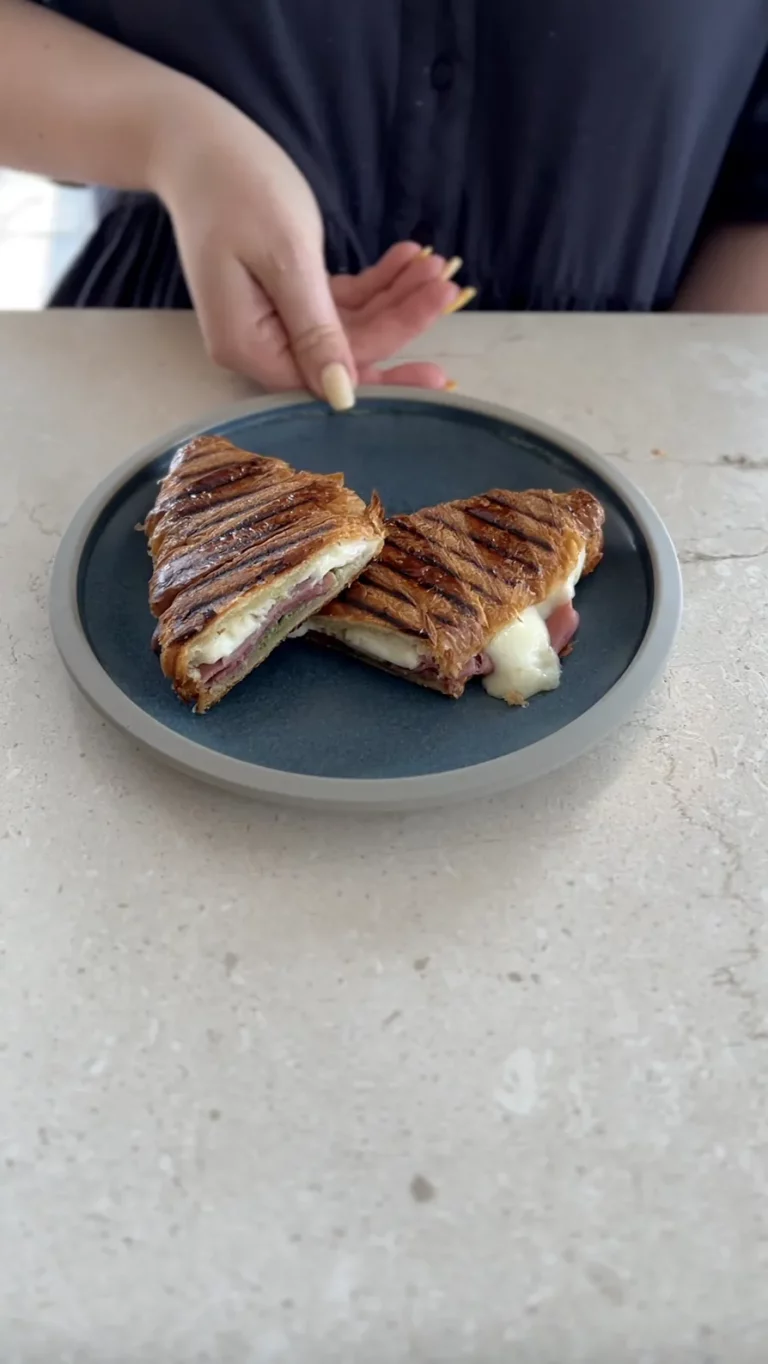 Croissant-toast med mozzarella, serranoskinke og persillepesto