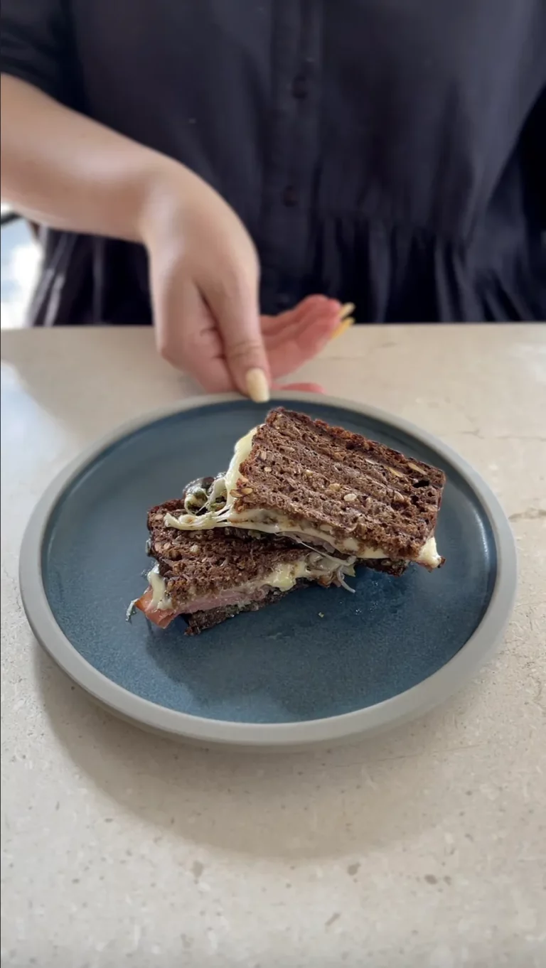 Rugbrødstoast med serranoskinke, persillepesto og ost